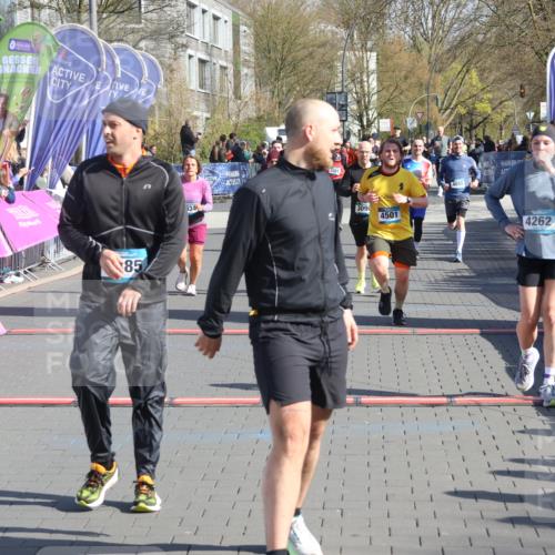 12.04.2026 - 45. Internationalen Wilhelmsburger Insellauf Strokosch-Dieckow http://msf.ph/oto/9454039 12.04.2026 10:41:09 Ziel 5832, 4680, 4262, 2485, 2883, 4501, 2633, 2634, 3090, 4649, 4655 meine-sportfotos.de