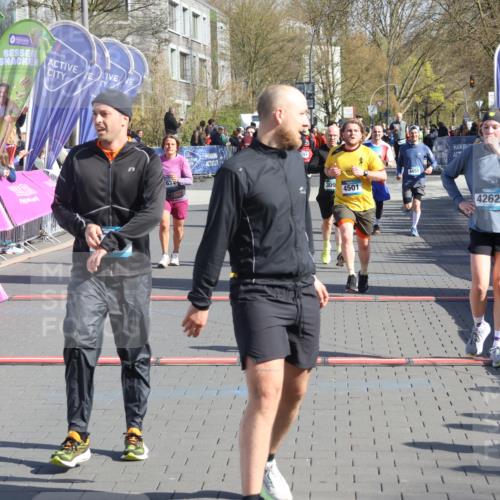 12.04.2026 - 45. Internationalen Wilhelmsburger Insellauf Strokosch-Dieckow http://msf.ph/oto/9454043 12.04.2026 10:41:09 Ziel 5832, 4680, 4262, 2485, 2883, 4501, 2633, 2634, 3090, 4649, 4655 meine-sportfotos.de