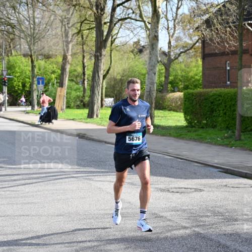 12.04.2026 - 45. Internationalen Wilhelmsburger Insellauf J. Mangold http://msf.ph/oto/9454046 12.04.2026 10:16:38 Ziel 5676, 3372, 3401, 5838, 2819 meine-sportfotos.de