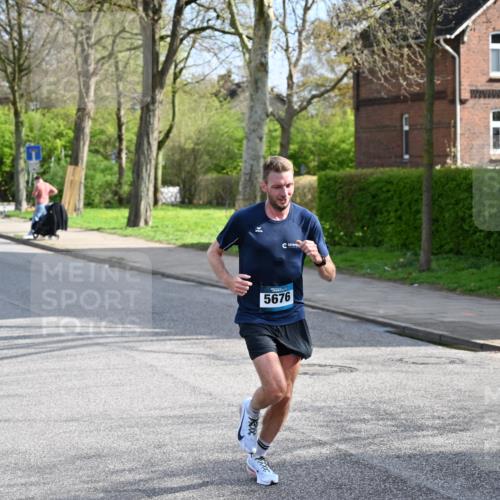 12.04.2026 - 45. Internationalen Wilhelmsburger Insellauf J. Mangold http://msf.ph/oto/9454053 12.04.2026 10:16:39 Ziel 5676, 3372, 3401, 5838, 2819 meine-sportfotos.de