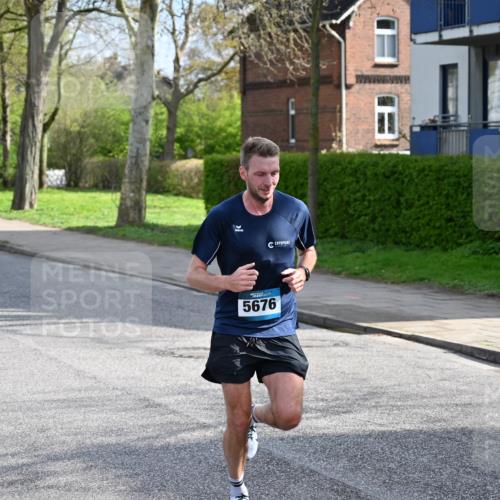 12.04.2026 - 45. Internationalen Wilhelmsburger Insellauf J. Mangold http://msf.ph/oto/9454066 12.04.2026 10:16:39 Ziel 5676, 3372, 3401, 5838, 2819 meine-sportfotos.de
