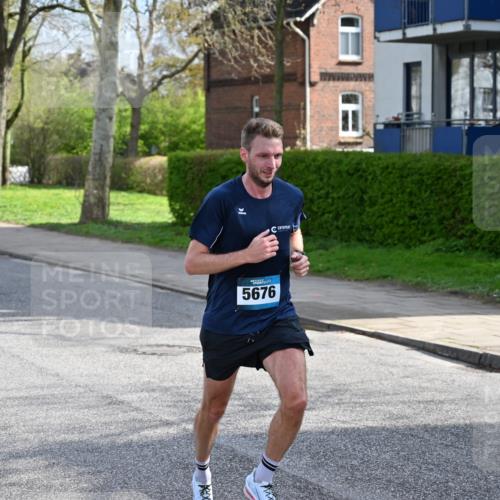 12.04.2026 - 45. Internationalen Wilhelmsburger Insellauf J. Mangold http://msf.ph/oto/9454068 12.04.2026 10:16:39 Ziel 5676, 3372, 3401, 5838, 2819 meine-sportfotos.de