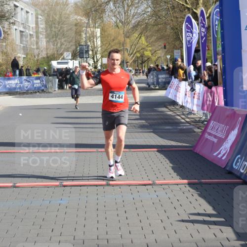 12.04.2026 - 45. Internationalen Wilhelmsburger Insellauf Strokosch-Dieckow http://msf.ph/oto/9454081 12.04.2026 10:29:14 Ziel 4075, 4144 meine-sportfotos.de