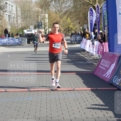12.04.2026 - 45. Internationalen Wilhelmsburger Insellauf Strokosch-Dieckow http://msf.ph/oto/9454087 12.04.2026 10:29:14 Ziel 4075, 4144 meine-sportfotos.de