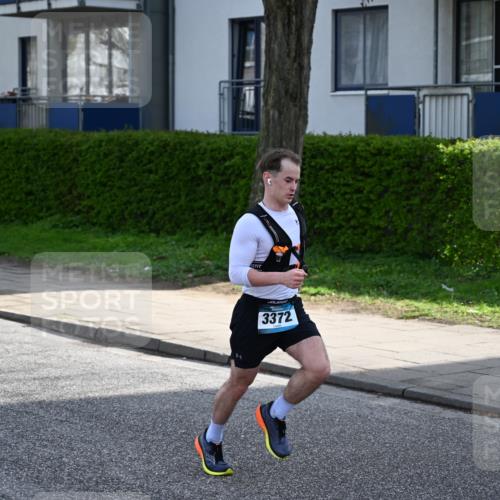 12.04.2026 - 45. Internationalen Wilhelmsburger Insellauf J. Mangold http://msf.ph/oto/9454093 12.04.2026 10:17:05 Ziel 3372, 3401, 5838, 2819, 2866 meine-sportfotos.de