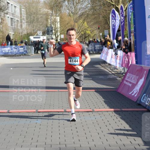 12.04.2026 - 45. Internationalen Wilhelmsburger Insellauf Strokosch-Dieckow http://msf.ph/oto/9454122 12.04.2026 10:29:15 Ziel 4144 meine-sportfotos.de