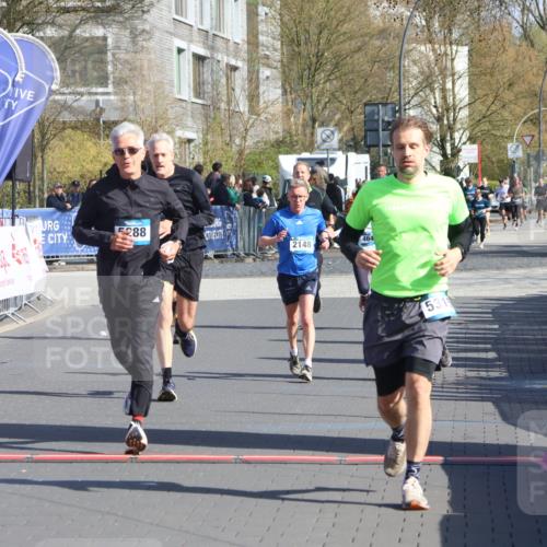 12.04.2026 - 45. Internationalen Wilhelmsburger Insellauf Strokosch-Dieckow http://msf.ph/oto/9454141 12.04.2026 10:41:33 Ziel 5247, 5299, 5315, 5288, 3444, 5254 meine-sportfotos.de
