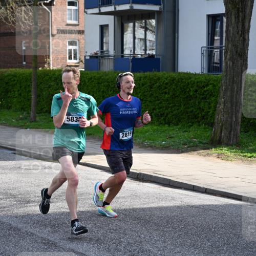 12.04.2026 - 45. Internationalen Wilhelmsburger Insellauf J. Mangold http://msf.ph/oto/9454175 12.04.2026 10:17:17 Ziel 3401, 5838, 2819, 2866, 4205, 3682, 4475 meine-sportfotos.de