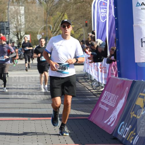 12.04.2026 - 45. Internationalen Wilhelmsburger Insellauf Strokosch-Dieckow http://msf.ph/oto/9454179 12.04.2026 10:41:55 Ziel 4674, 5034, 3861, 5545, 2812 meine-sportfotos.de