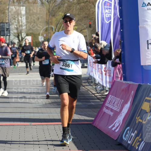12.04.2026 - 45. Internationalen Wilhelmsburger Insellauf Strokosch-Dieckow http://msf.ph/oto/9454188 12.04.2026 10:41:55 Ziel 4674, 5034, 3861, 5545, 2812 meine-sportfotos.de