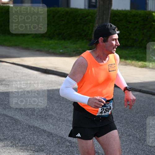 12.04.2026 - 45. Internationalen Wilhelmsburger Insellauf J. Mangold http://msf.ph/oto/9454205 12.04.2026 10:17:43 Ziel 2866, 4205, 3682, 4475, 3262, 5554 meine-sportfotos.de