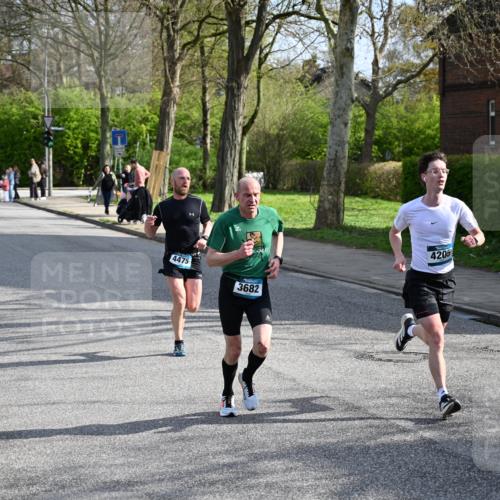 12.04.2026 - 45. Internationalen Wilhelmsburger Insellauf J. Mangold http://msf.ph/oto/9454206 12.04.2026 10:17:50 Ziel 4205, 3682, 4475, 3262, 5554 meine-sportfotos.de