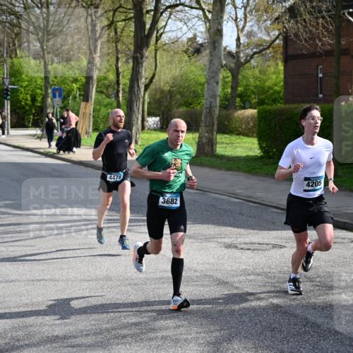 12.04.2026 - 45. Internationalen Wilhelmsburger Insellauf J. Mangold http://msf.ph/oto/9454211 12.04.2026 10:17:51 Ziel 4205, 3682, 4475, 3262, 5554 meine-sportfotos.de