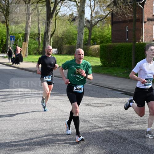 12.04.2026 - 45. Internationalen Wilhelmsburger Insellauf J. Mangold http://msf.ph/oto/9454219 12.04.2026 10:17:51 Ziel 4205, 3682, 4475, 3262, 5554 meine-sportfotos.de