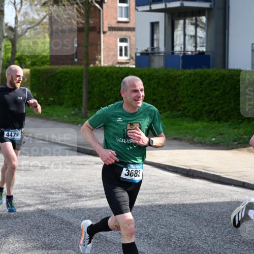 12.04.2026 - 45. Internationalen Wilhelmsburger Insellauf J. Mangold http://msf.ph/oto/9454240 12.04.2026 10:17:52 Ziel 4205, 3682, 4475, 3262, 5554 meine-sportfotos.de