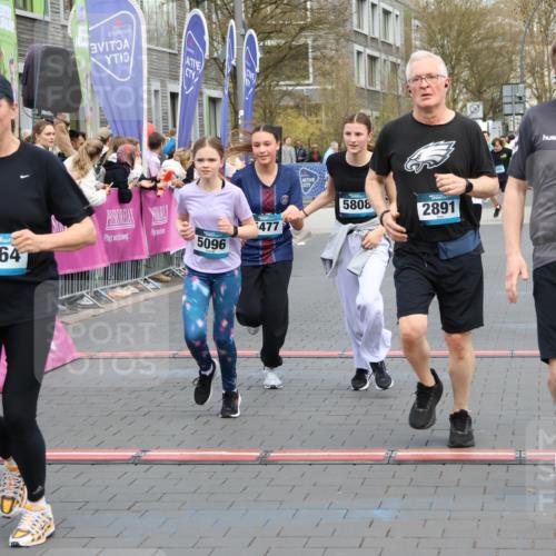 12.04.2026 - 45. Internationalen Wilhelmsburger Insellauf Strokosch-Dieckow http://msf.ph/oto/9454243 12.04.2026 13:05:14 Ziel 5864, 3964, 2891, 4314, 5096, 5808, 5477, 3068 meine-sportfotos.de