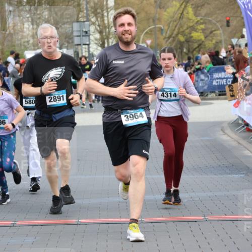 12.04.2026 - 45. Internationalen Wilhelmsburger Insellauf Strokosch-Dieckow http://msf.ph/oto/9454266 12.04.2026 13:05:13 Ziel 5864, 3964, 2891, 4314, 5096, 5808, 5477, 3068 meine-sportfotos.de