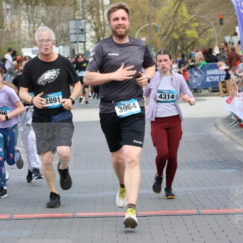 12.04.2026 - 45. Internationalen Wilhelmsburger Insellauf Strokosch-Dieckow http://msf.ph/oto/9454271 12.04.2026 13:05:13 Ziel 5864, 3964, 2891, 4314, 5096, 5808, 5477, 3068 meine-sportfotos.de