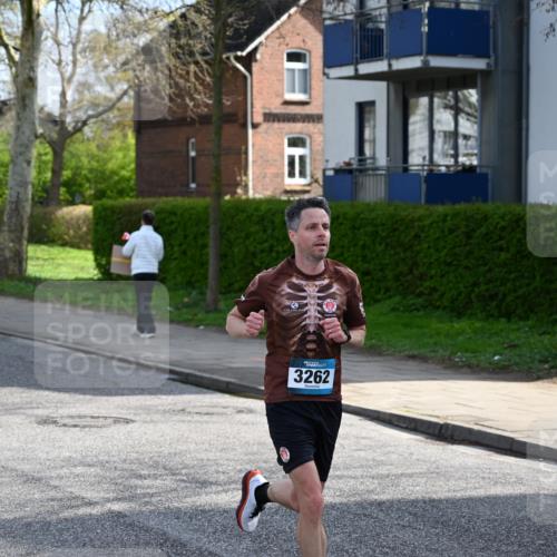 12.04.2026 - 45. Internationalen Wilhelmsburger Insellauf J. Mangold http://msf.ph/oto/9454276 12.04.2026 10:18:22 Ziel 3262, 5554, 4733, 4583, 4117, 3644, 2757 meine-sportfotos.de