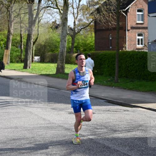 12.04.2026 - 45. Internationalen Wilhelmsburger Insellauf J. Mangold http://msf.ph/oto/9454282 12.04.2026 10:18:23 Ziel 3262, 5554, 4733, 4583, 4117, 3644, 2757 meine-sportfotos.de