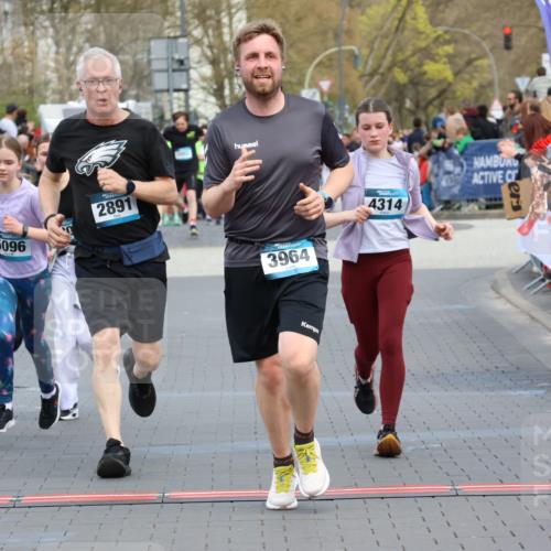 12.04.2026 - 45. Internationalen Wilhelmsburger Insellauf Strokosch-Dieckow http://msf.ph/oto/9454283 12.04.2026 13:05:12 Ziel 5088, 5864, 3964, 2891, 4314, 5096, 5808, 5477 meine-sportfotos.de