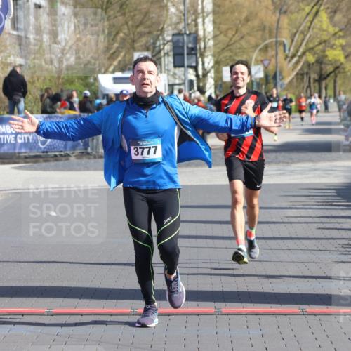 12.04.2026 - 45. Internationalen Wilhelmsburger Insellauf Strokosch-Dieckow http://msf.ph/oto/9454285 12.04.2026 10:29:31 Ziel 2793, 3777, 4979, 4087 meine-sportfotos.de