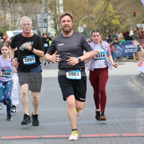 12.04.2026 - 45. Internationalen Wilhelmsburger Insellauf Strokosch-Dieckow http://msf.ph/oto/9454291 12.04.2026 13:05:12 Ziel 5088, 5864, 3964, 2891, 4314, 5096, 5808, 5477 meine-sportfotos.de