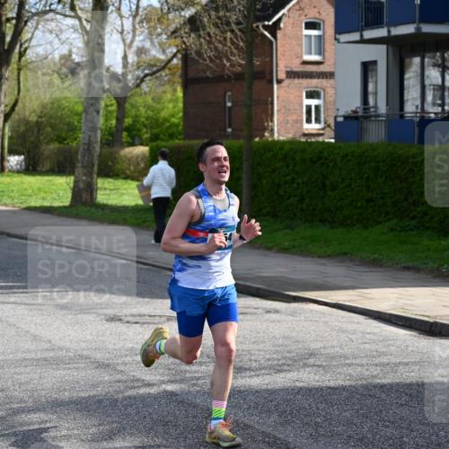 12.04.2026 - 45. Internationalen Wilhelmsburger Insellauf J. Mangold http://msf.ph/oto/9454292 12.04.2026 10:18:23 Ziel 3262, 5554, 4733, 4583, 4117, 3644, 2757 meine-sportfotos.de