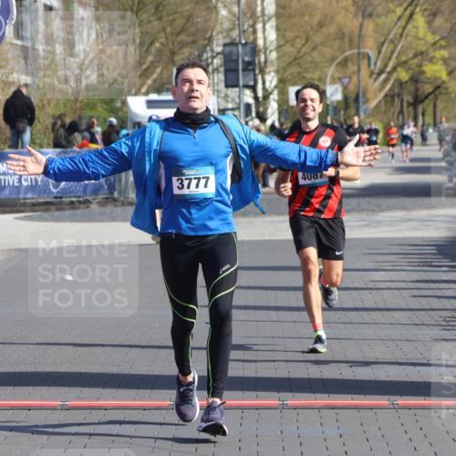 12.04.2026 - 45. Internationalen Wilhelmsburger Insellauf Strokosch-Dieckow http://msf.ph/oto/9454293 12.04.2026 10:29:31 Ziel 2793, 3777, 4979, 4087 meine-sportfotos.de