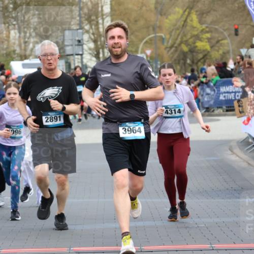 12.04.2026 - 45. Internationalen Wilhelmsburger Insellauf Strokosch-Dieckow http://msf.ph/oto/9454295 12.04.2026 13:05:12 Ziel 5088, 5864, 3964, 2891, 4314, 5096, 5808, 5477 meine-sportfotos.de