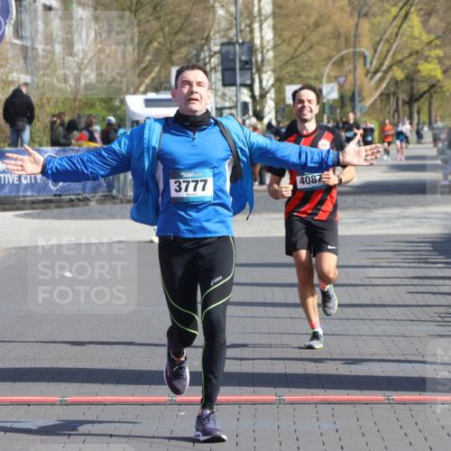 12.04.2026 - 45. Internationalen Wilhelmsburger Insellauf Strokosch-Dieckow http://msf.ph/oto/9454298 12.04.2026 10:29:31 Ziel 2793, 3777, 4979, 4087 meine-sportfotos.de