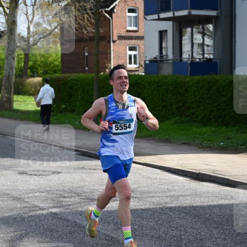 12.04.2026 - 45. Internationalen Wilhelmsburger Insellauf J. Mangold http://msf.ph/oto/9454299 12.04.2026 10:18:23 Ziel 3262, 5554, 4733, 4583, 4117, 3644, 2757 meine-sportfotos.de
