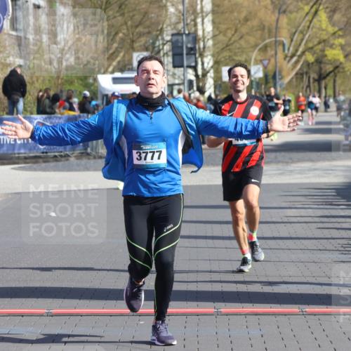 12.04.2026 - 45. Internationalen Wilhelmsburger Insellauf Strokosch-Dieckow http://msf.ph/oto/9454303 12.04.2026 10:29:31 Ziel 2793, 3777, 4979, 4087 meine-sportfotos.de