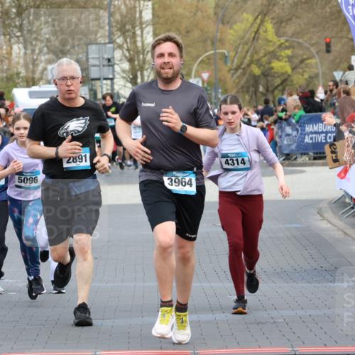 12.04.2026 - 45. Internationalen Wilhelmsburger Insellauf Strokosch-Dieckow http://msf.ph/oto/9454305 12.04.2026 13:05:12 Ziel 5088, 5864, 3964, 2891, 4314, 5096, 5808, 5477 meine-sportfotos.de