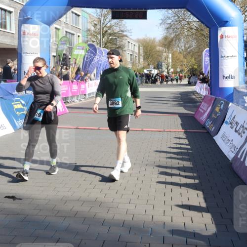 12.04.2026 - 45. Internationalen Wilhelmsburger Insellauf Strokosch-Dieckow http://msf.ph/oto/9454306 12.04.2026 10:42:18 Ziel 4483, 5654, 2836 meine-sportfotos.de