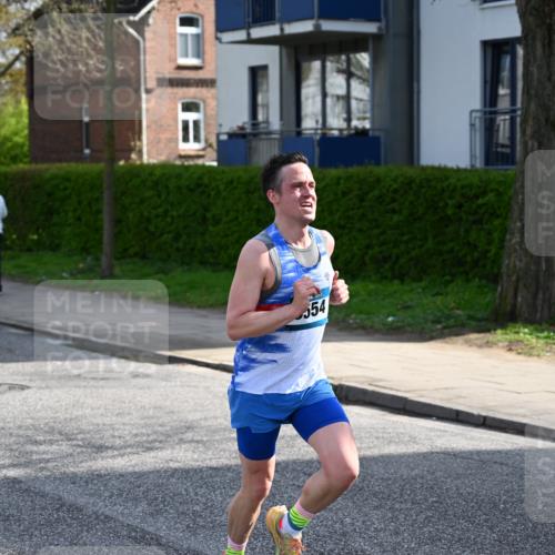 12.04.2026 - 45. Internationalen Wilhelmsburger Insellauf J. Mangold http://msf.ph/oto/9454307 12.04.2026 10:18:23 Ziel 3262, 5554, 4733, 4583, 4117, 3644, 2757 meine-sportfotos.de