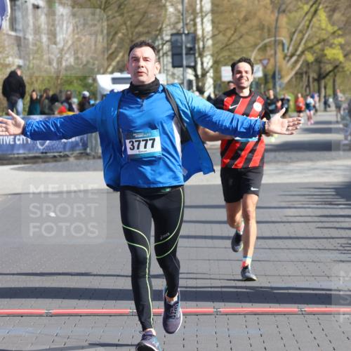 12.04.2026 - 45. Internationalen Wilhelmsburger Insellauf Strokosch-Dieckow http://msf.ph/oto/9454317 12.04.2026 10:29:31 Ziel 2793, 3777, 4979, 4087 meine-sportfotos.de