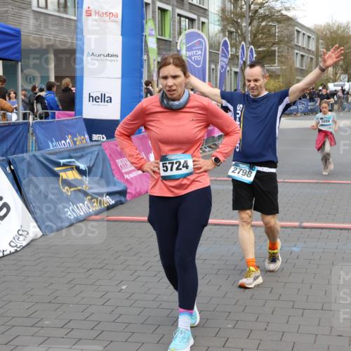 12.04.2026 - 45. Internationalen Wilhelmsburger Insellauf Strokosch-Dieckow http://msf.ph/oto/9454358 12.04.2026 13:05:07 Ziel 5724, 2798, 5088 meine-sportfotos.de