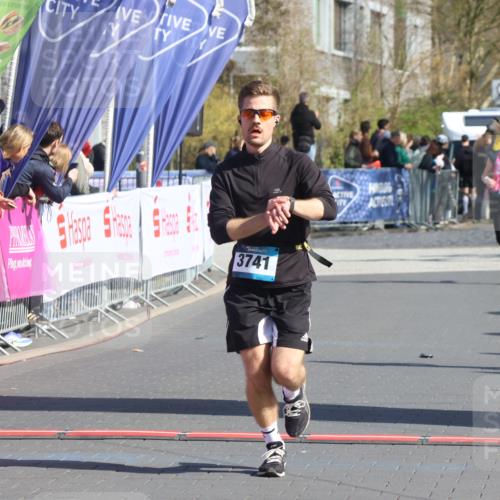 12.04.2026 - 45. Internationalen Wilhelmsburger Insellauf Strokosch-Dieckow http://msf.ph/oto/9454359 12.04.2026 10:42:27 Ziel 4615 meine-sportfotos.de
