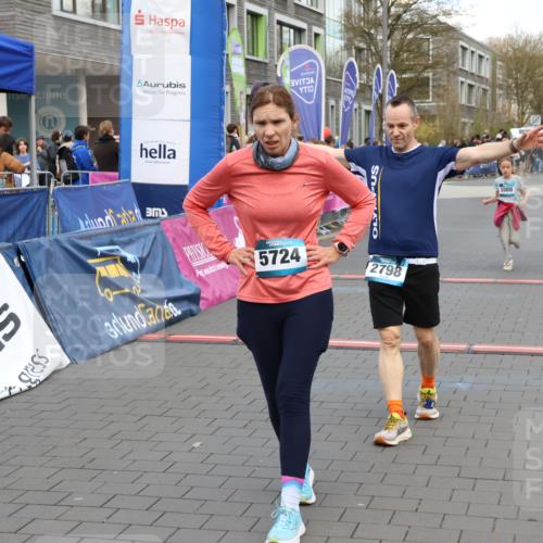 12.04.2026 - 45. Internationalen Wilhelmsburger Insellauf Strokosch-Dieckow http://msf.ph/oto/9454363 12.04.2026 13:05:07 Ziel 5724, 2798, 5088 meine-sportfotos.de