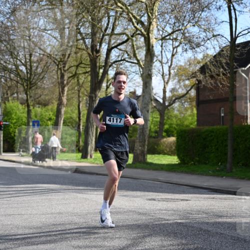 12.04.2026 - 45. Internationalen Wilhelmsburger Insellauf J. Mangold http://msf.ph/oto/9454398 12.04.2026 10:18:48 Ziel 4733, 4583, 4117, 3644, 2757, 5049, 2671, 2549, 3289, 5456, 2789 meine-sportfotos.de