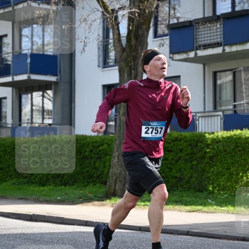 12.04.2026 - 45. Internationalen Wilhelmsburger Insellauf J. Mangold http://msf.ph/oto/9454443 12.04.2026 10:19:02 Ziel 2757, 5049, 2671, 2549, 3289, 5456, 2789, 5652 meine-sportfotos.de