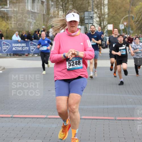12.04.2026 - 45. Internationalen Wilhelmsburger Insellauf Strokosch-Dieckow http://msf.ph/oto/9454451 12.04.2026 13:04:54 Ziel 5248, 5064 meine-sportfotos.de