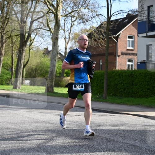 12.04.2026 - 45. Internationalen Wilhelmsburger Insellauf J. Mangold http://msf.ph/oto/9454453 12.04.2026 10:19:12 Ziel 5049, 2671, 2549, 3289, 5456, 2789, 5652, 5652, 3976 meine-sportfotos.de