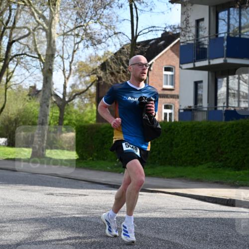 12.04.2026 - 45. Internationalen Wilhelmsburger Insellauf J. Mangold http://msf.ph/oto/9454461 12.04.2026 10:19:12 Ziel 5049, 2671, 2549, 3289, 5456, 2789, 5652, 5652, 3976 meine-sportfotos.de