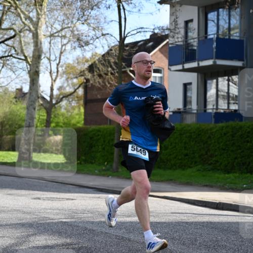 12.04.2026 - 45. Internationalen Wilhelmsburger Insellauf J. Mangold http://msf.ph/oto/9454465 12.04.2026 10:19:12 Ziel 5049, 2671, 2549, 3289, 5456, 2789, 5652, 5652, 3976 meine-sportfotos.de