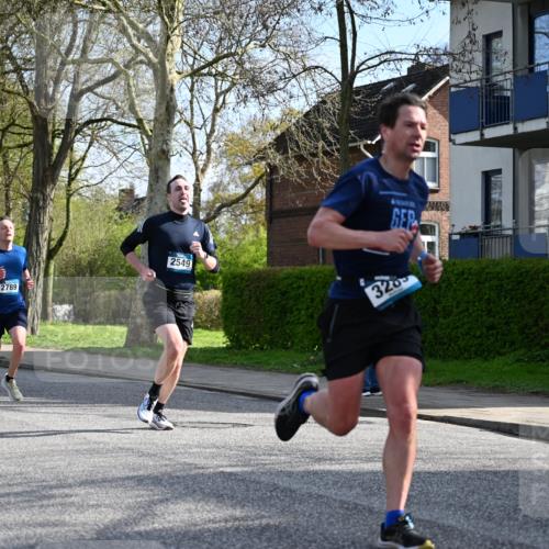 12.04.2026 - 45. Internationalen Wilhelmsburger Insellauf J. Mangold http://msf.ph/oto/9454487 12.04.2026 10:19:27 Ziel 2671, 2549, 3289, 5456, 2789, 5652, 3976, 4162 meine-sportfotos.de