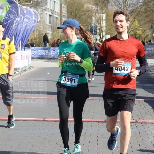 12.04.2026 - 45. Internationalen Wilhelmsburger Insellauf Strokosch-Dieckow http://msf.ph/oto/9454493 12.04.2026 10:42:36 Ziel 2222, 3419, 4042, 3991, 2262, 2263 meine-sportfotos.de