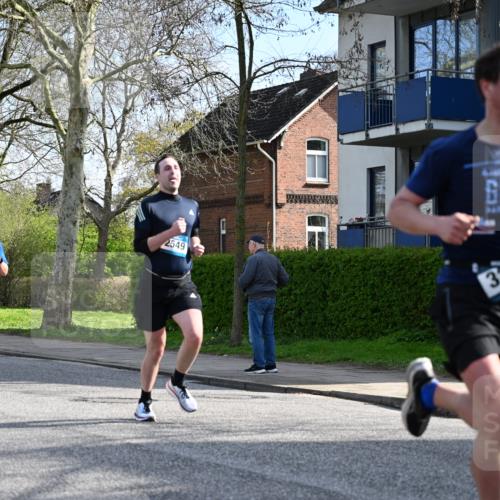 12.04.2026 - 45. Internationalen Wilhelmsburger Insellauf J. Mangold http://msf.ph/oto/9454499 12.04.2026 10:19:28 Ziel 2671, 2549, 3289, 5456, 2789, 5652, 3976, 4162, 4162 meine-sportfotos.de