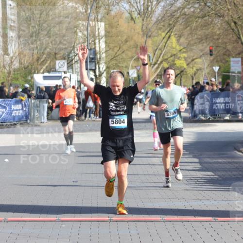 12.04.2026 - 45. Internationalen Wilhelmsburger Insellauf Strokosch-Dieckow http://msf.ph/oto/9454500 12.04.2026 10:29:55 Ziel 4027, 5804, 3355 meine-sportfotos.de